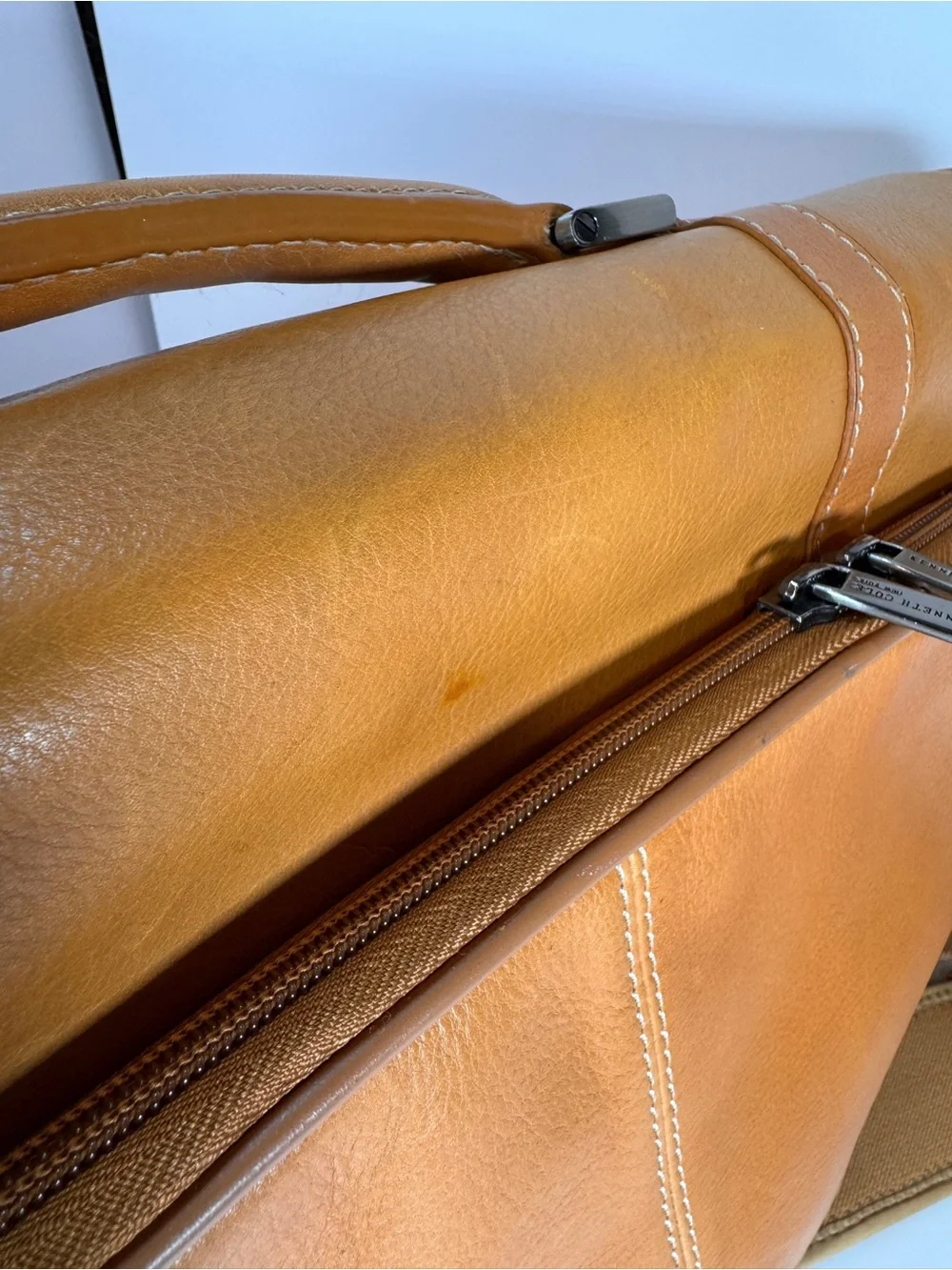 Great condition Kenneth Cole Colombian Leather Messenger Briefcase Portfolio Bag